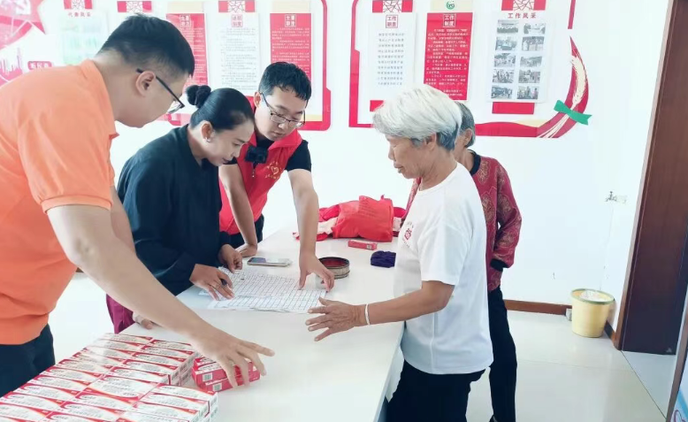 k8凯发基金会深入佳木斯市桦南县愚公村开展药品捐赠活动